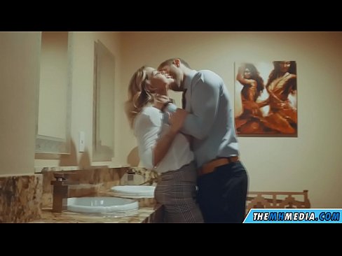 ❤️ Lè yon blond bèl sedui ou nan yon twalèt piblik ❤ Pornografi Larisi nan nou